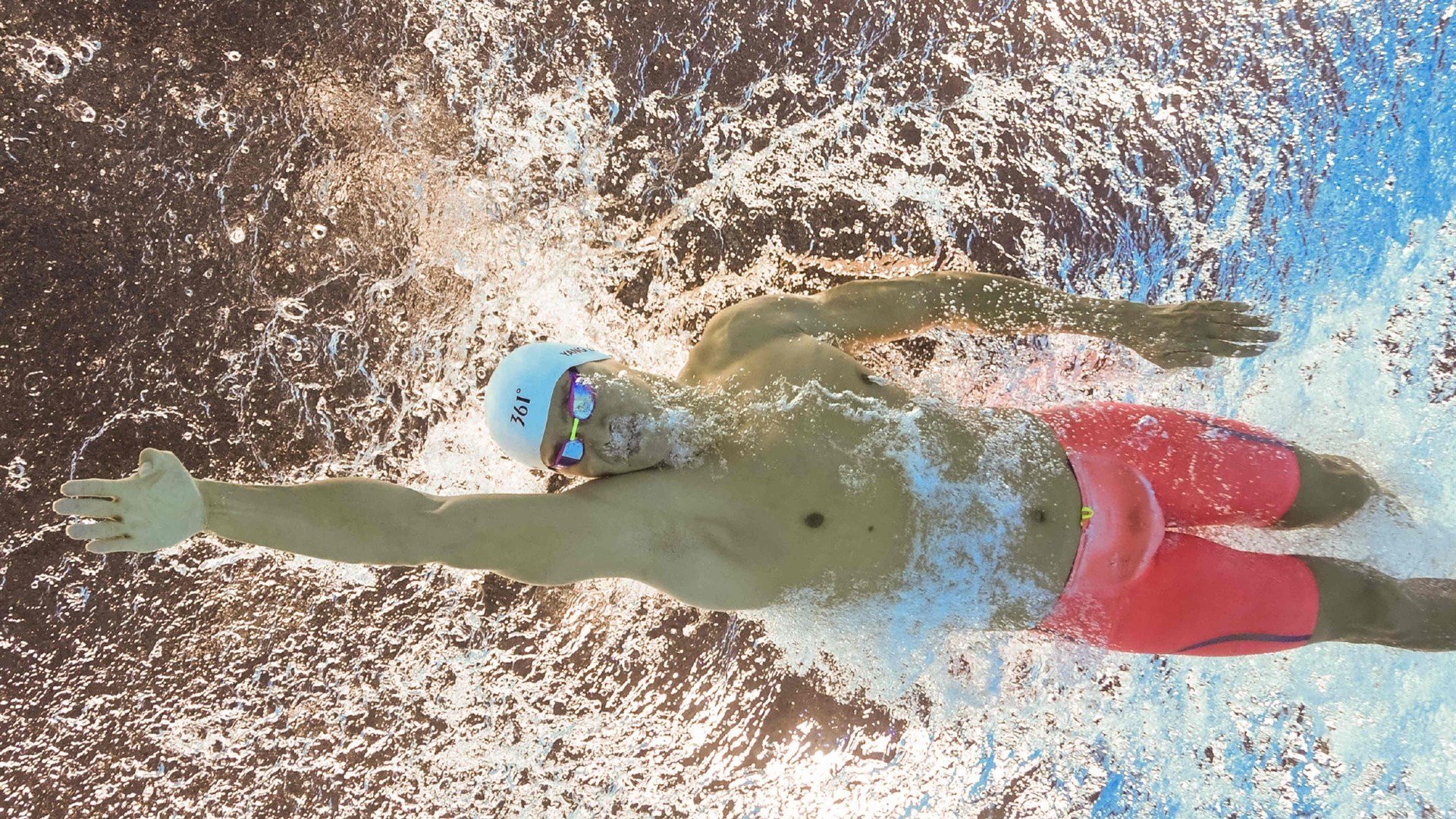 詹姆斯·奥康纳在场上展现出强大的决策能力，詹姆斯奥兰多